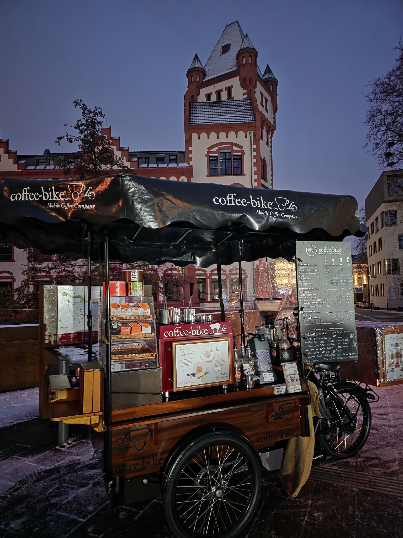 Beleuchtetes Coffee-Bike bei einer Abendveranstaltung